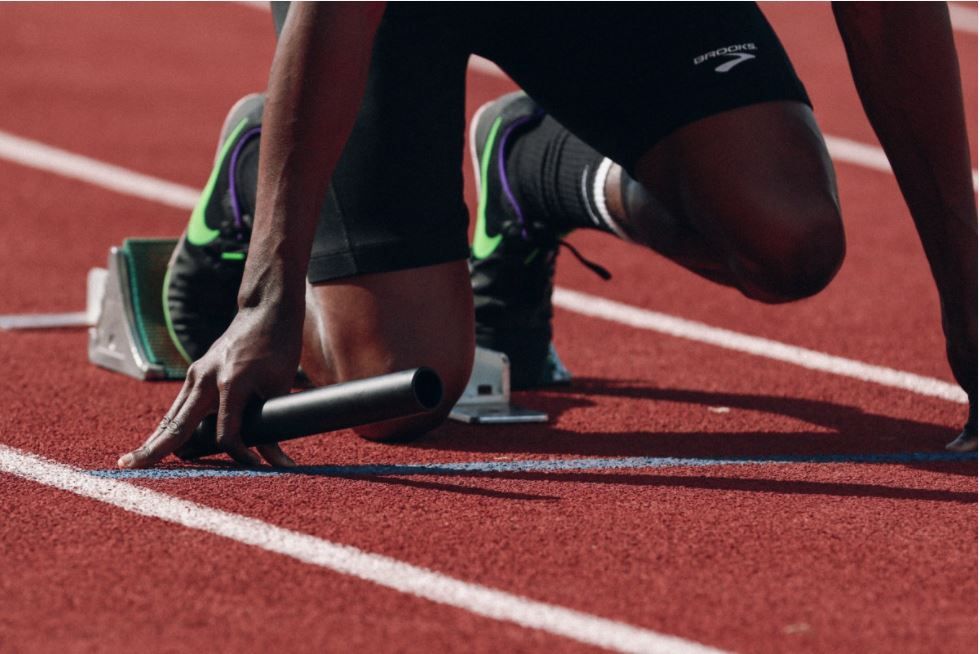 Atleta con dolori cronici alle gambe durante allenamento